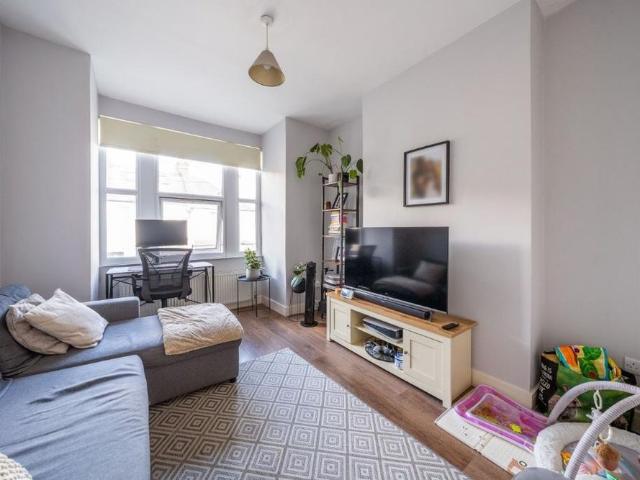 Apartment for rent in Furzedown, Greater London