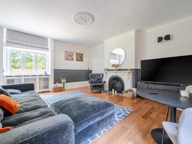 Apartment for rent in Widmore Green, Greater London