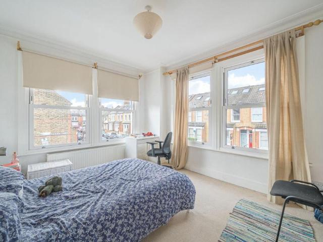 Flat for rent in Southfields, Greater London