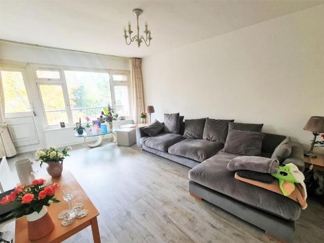 Apartment for rent in Little Stanmore, Greater London