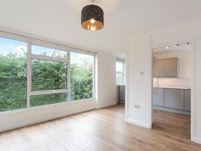 Apartment for rent in Blackhills, Surrey