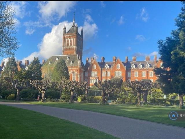 Flat for rent in Row Town, Surrey