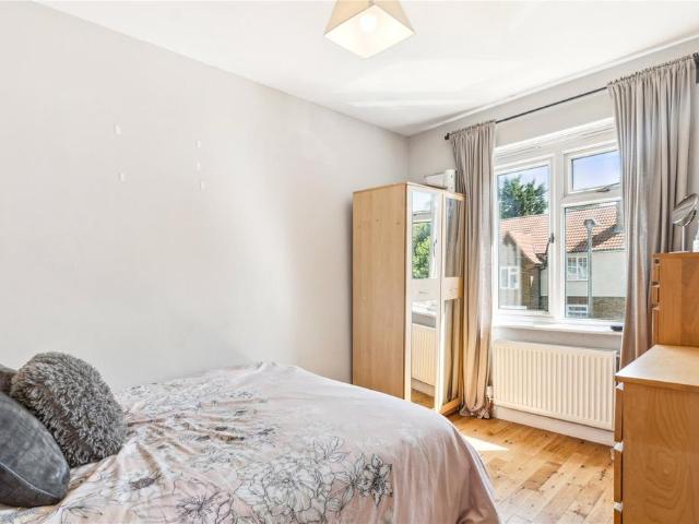 Flat for rent in Hampton Hill, Greater London