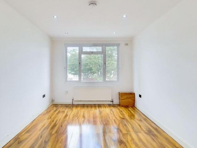 Apartment for rent in The Wrythe, Greater London