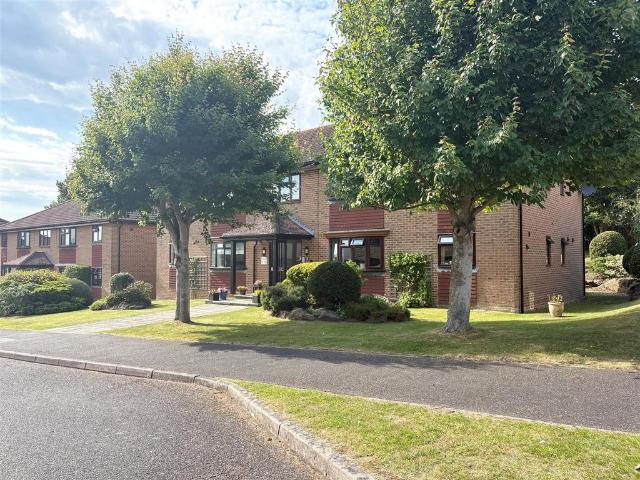 Flat for rent in Little Common, Heathlands