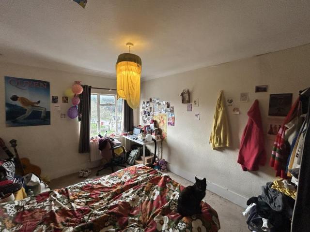 Flat for rent in Row Town, Surrey
