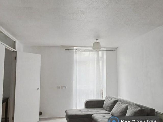 Flat for rent in London Borough of Merton, South Wimbledon
