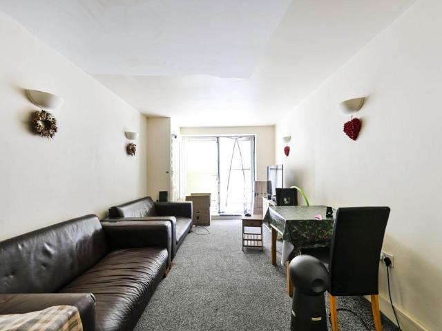Flat for rent in London Borough of Merton, Collier's Wood