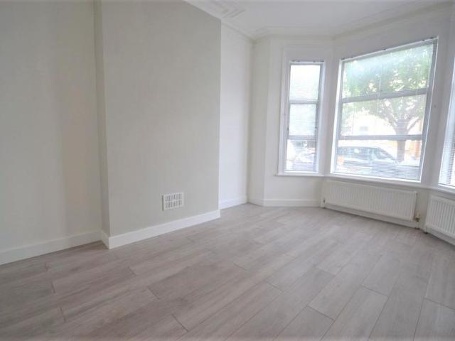 Apartment for rent in Brondesbury, Greater London