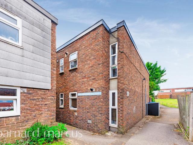 Flat for rent in London Borough of Merton, Raynes Park