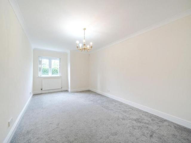 Apartment for rent in Little Stanmore, Greater London