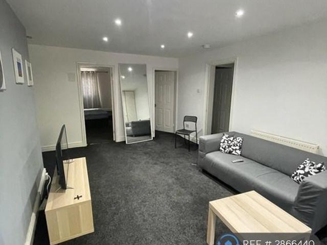 Flat for rent in Calderstones