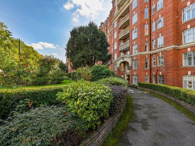 Flat for rent in St. John's Wood, Greater London