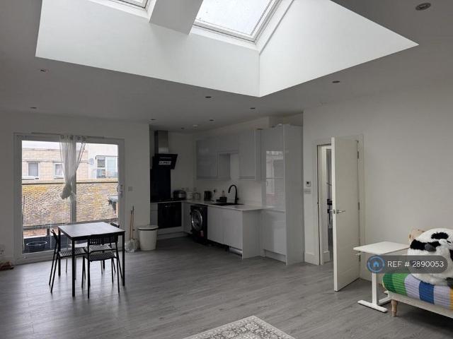 Apartment for rent in Woodcote, Epsom