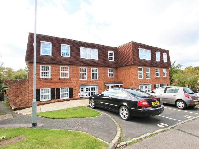 Flat for rent in Emmbrook, Wokingham