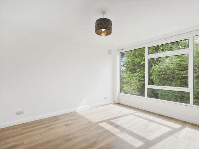 Apartment for rent in Blackhills, Surrey