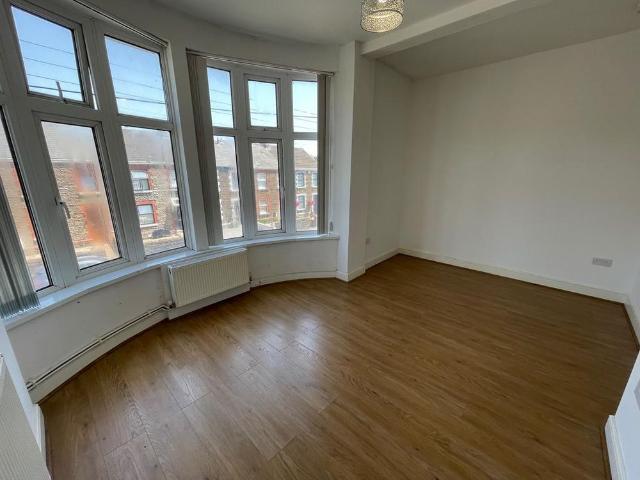 Apartment for rent in Clydach, Wales