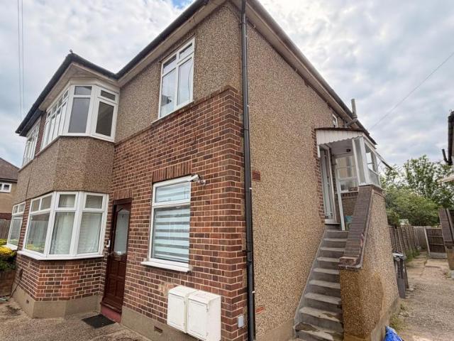 Flat for rent in Hainault, Greater London