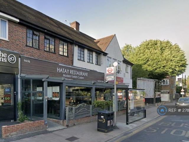 Flat for rent in London Borough of Merton, Raynes Park