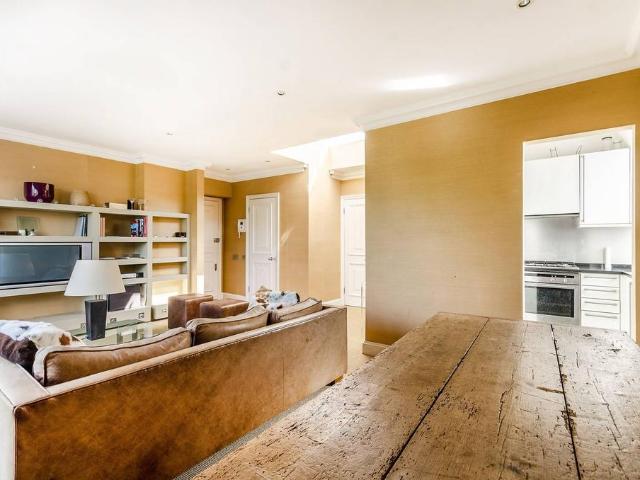 Flat for rent in Brompton, Greater London