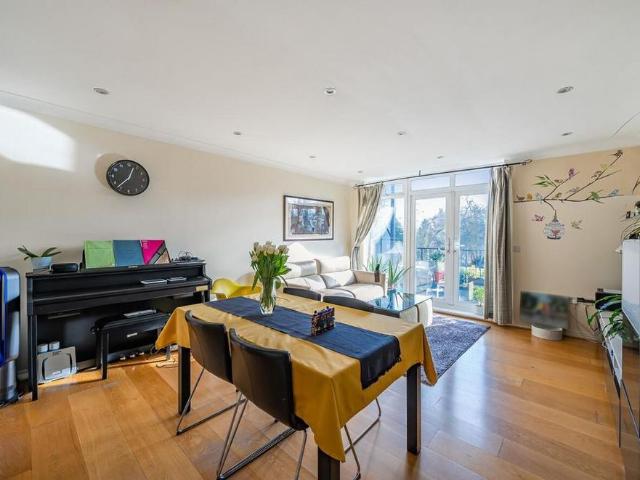 Apartment for rent in Little Stanmore, Greater London