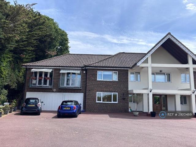 Flat for rent in The Wells, Surrey