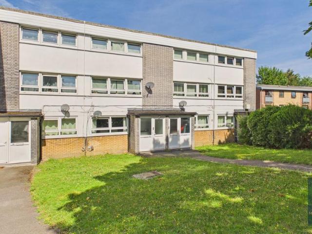 Flat for rent in Gidea Park, Greater London