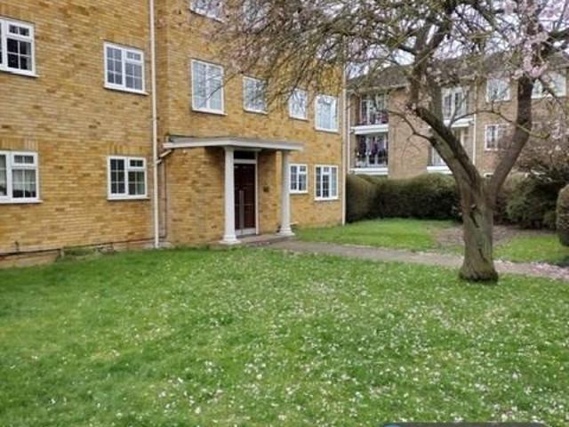 Flat for rent in Birch Green, Lower Halliford