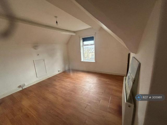 Flat for rent in Frizinghall, Bradford