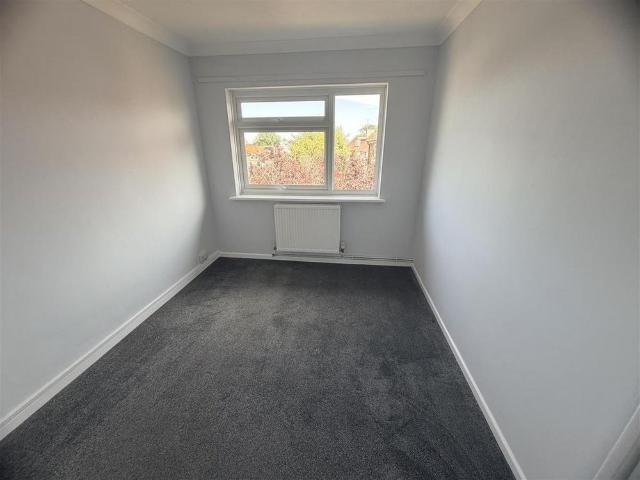 Apartment for rent in Roselands, Eastbourne
