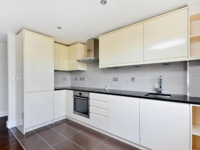 Apartment for rent in North Kensington, Greater London