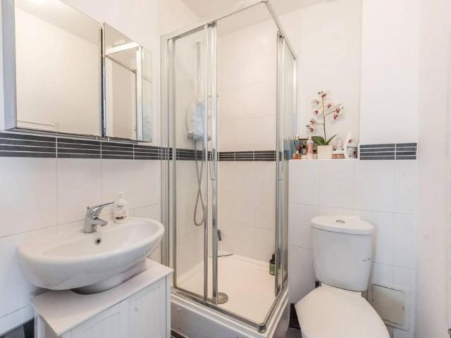 Apartment for rent in Burnt Oak, Greater London