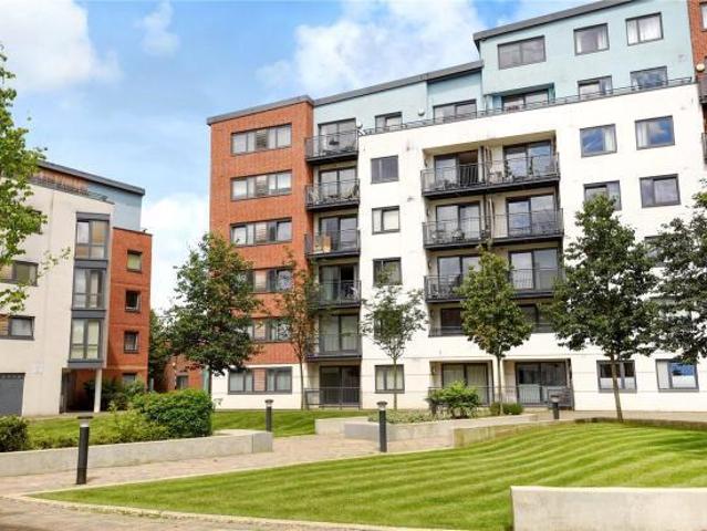 Flat for rent in Heol-las, Surrey