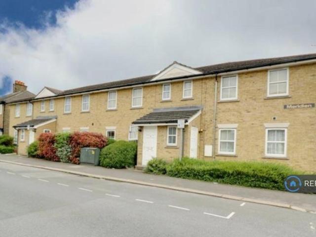 Flat for rent in Rush Green, Greater London