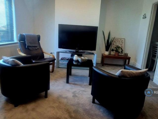 Flat for rent in Moorside, Salford