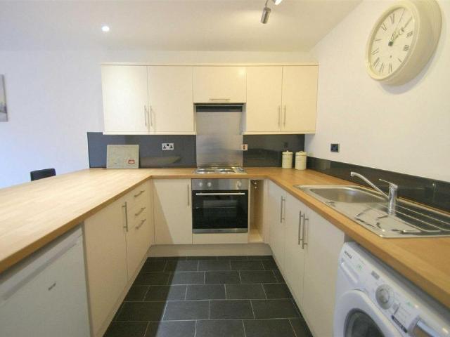 Flat for rent in Hollin Park, West Yorkshire