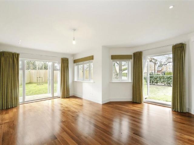 Apartment for rent in Blackhills, Surrey
