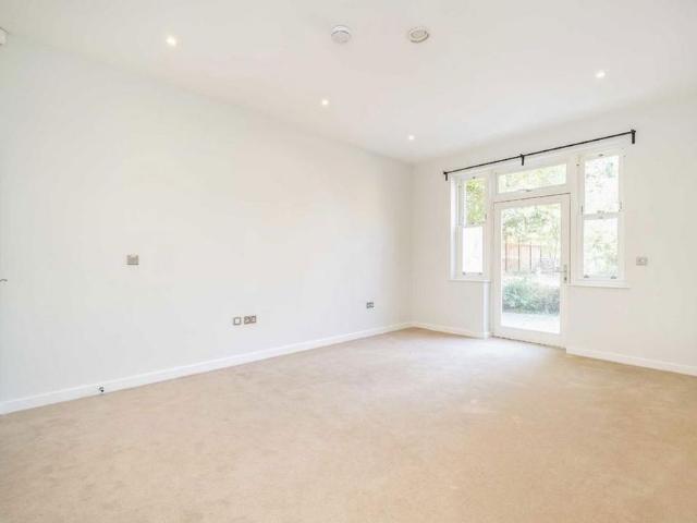 Apartment for rent in Grove Park, Greater London