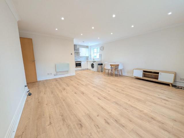Flat for rent in Woodside Park, Greater London