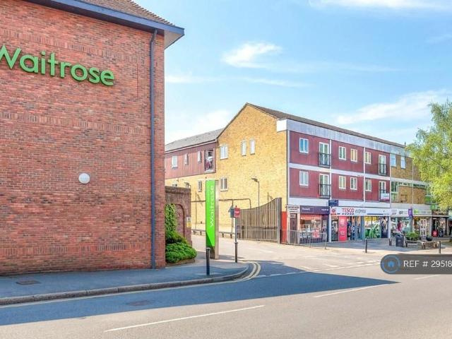 Flat for rent in Red Hill, Surrey