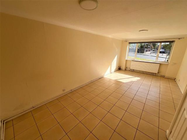 Apartment for rent in Hilltop, Lye Green