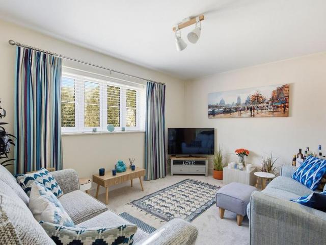 Apartment for rent in Hawkenbury, Sandown Park