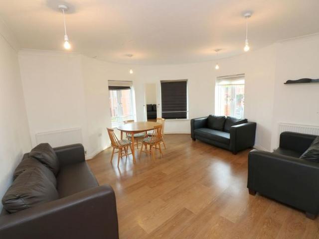 Apartment for rent in Row Town, Surrey