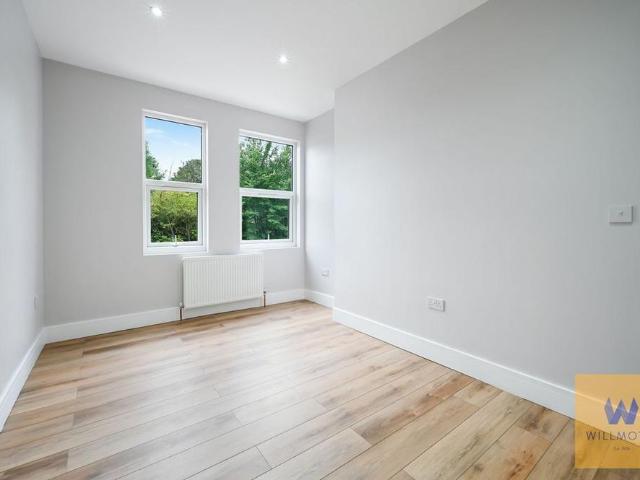 Apartment for rent in London Borough of Merton, Raynes Park