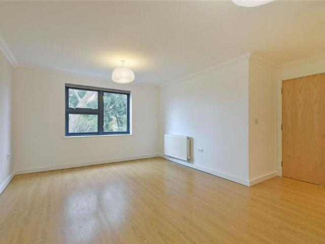 Apartment for rent in Brondesbury, Greater London