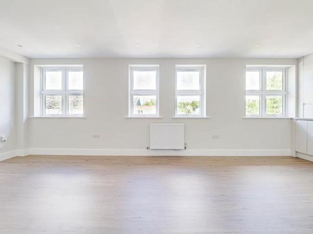 Apartment for rent in Hatching Green, Five Acres