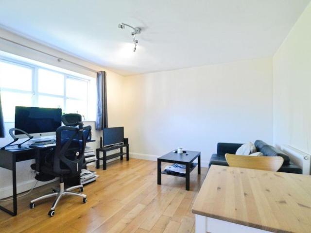 Apartment for rent in Napsbury Park, Five Acres
