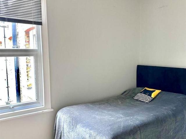 Flat for rent in London Borough of Ealing, Greater London