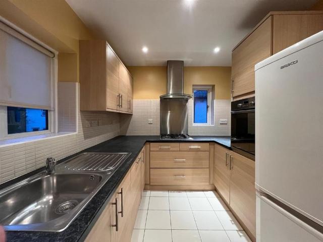 Flat for rent in London Borough of Hounslow, Cat Hill