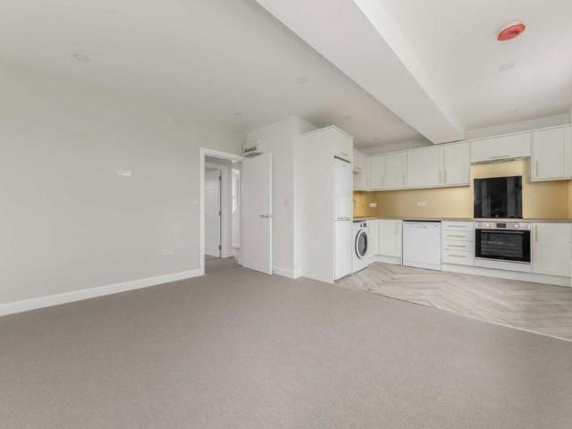 Apartment for rent in London Borough of Merton, Raynes Park